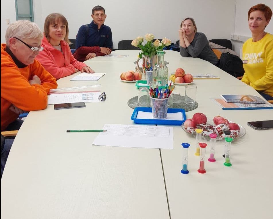 Люди за столом